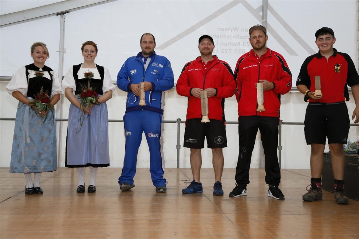 Die besten Einzelschläger in Siegerpose mit ihren Ehrendamen: Bruno Kocher, 3. R...