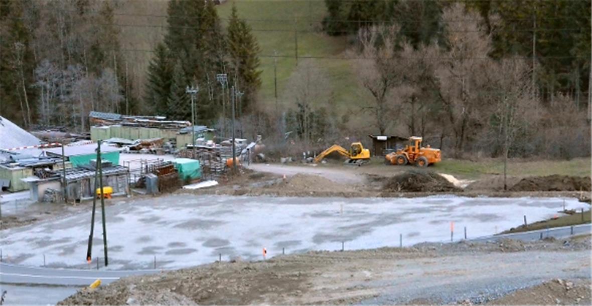 Die bis vor kurzem benutzte Gründeponie «Laubegg» ist aufgehoben und bereits planiert. Dies im Zusammenhang mit der neuen Linienführung der Simmentalstrasse mit der Aufhebung des Niveauüberganges.