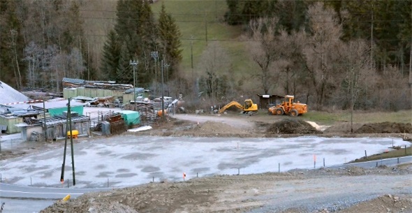 Die bis vor kurzem benutzte Gründeponie «Laubegg» ist aufgehoben und bereits planiert. Dies im Zusammenhang mit der neuen Linienführung der Simmentalstrasse mit der Aufhebung des Niveauüberganges.