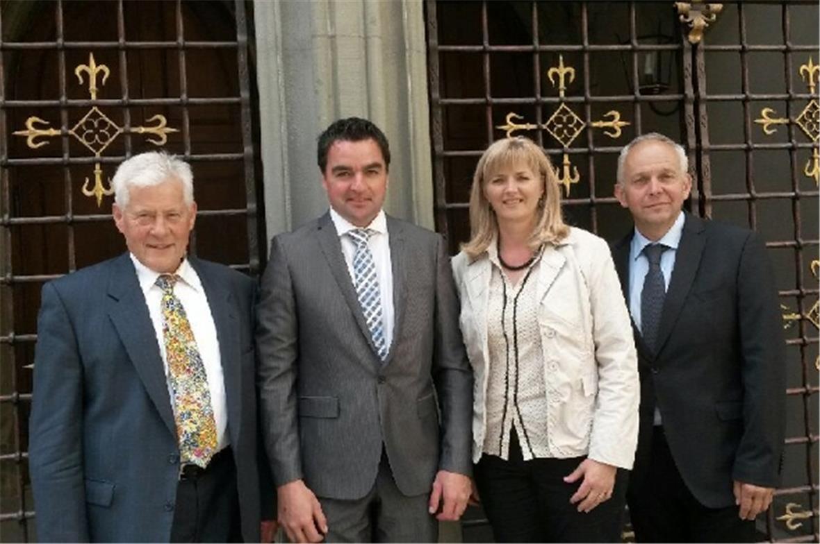 Die bisherigen Grossräte Hans-Jörg Pfister, FDP und Thomas Knutti, SVP zusammen mit den neugewählten Anne Speiser, SVP und Christian von Känel, SVP.