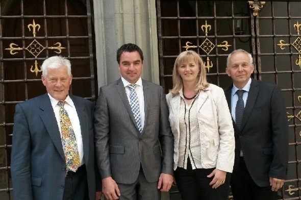 Die bisherigen Grossräte Hans-Jörg Pfister, FDP und Thomas Knutti, SVP zusammen mit den neugewählten Anne Speiser, SVP und Christian von Känel, SVP.