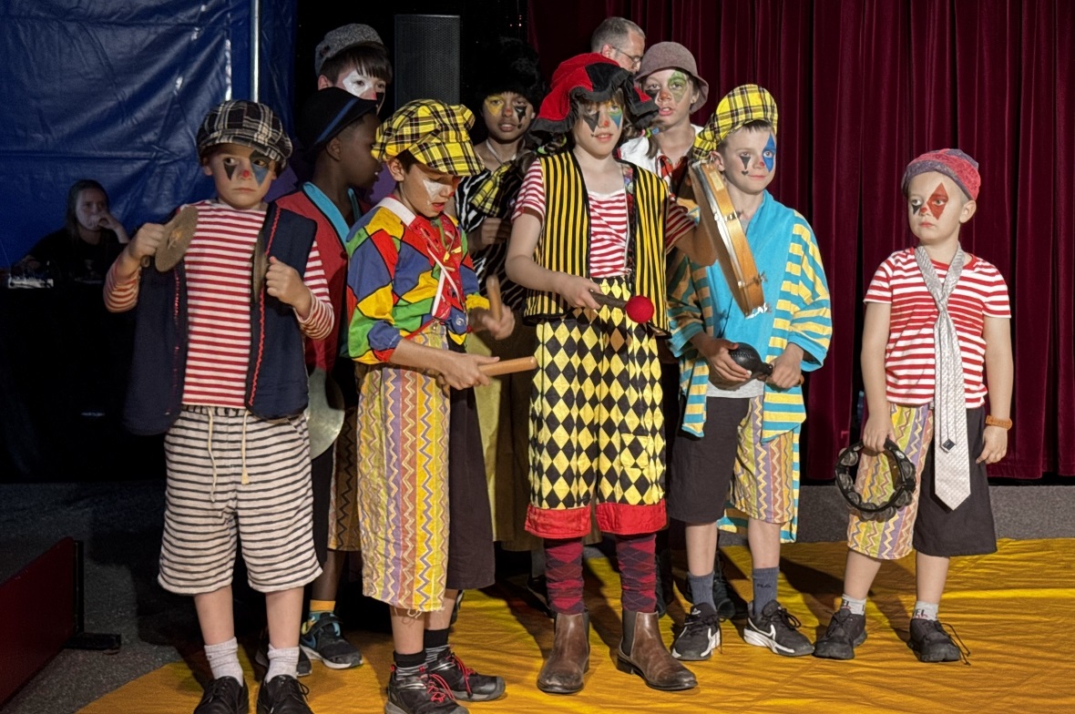 Die bunte Clowngruppe.