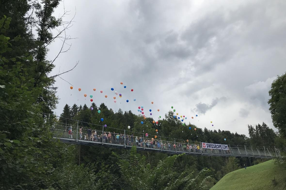 Sichererer Schulweg dank neuer Hängebrücke in Oberwil Die bunten Ballone der Schüler steigen in den Himmel.