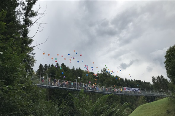 Die bunten Ballone der Schüler steigen in den Himmel.