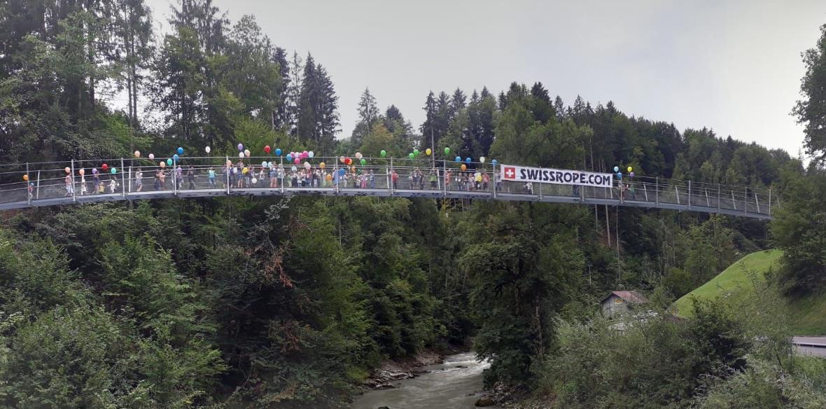 Die bunten Ballone der Schüler steigen in den Himmel.