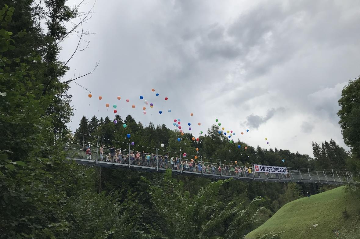 Die bunten Ballone der Schüler steigen in den Himmel.