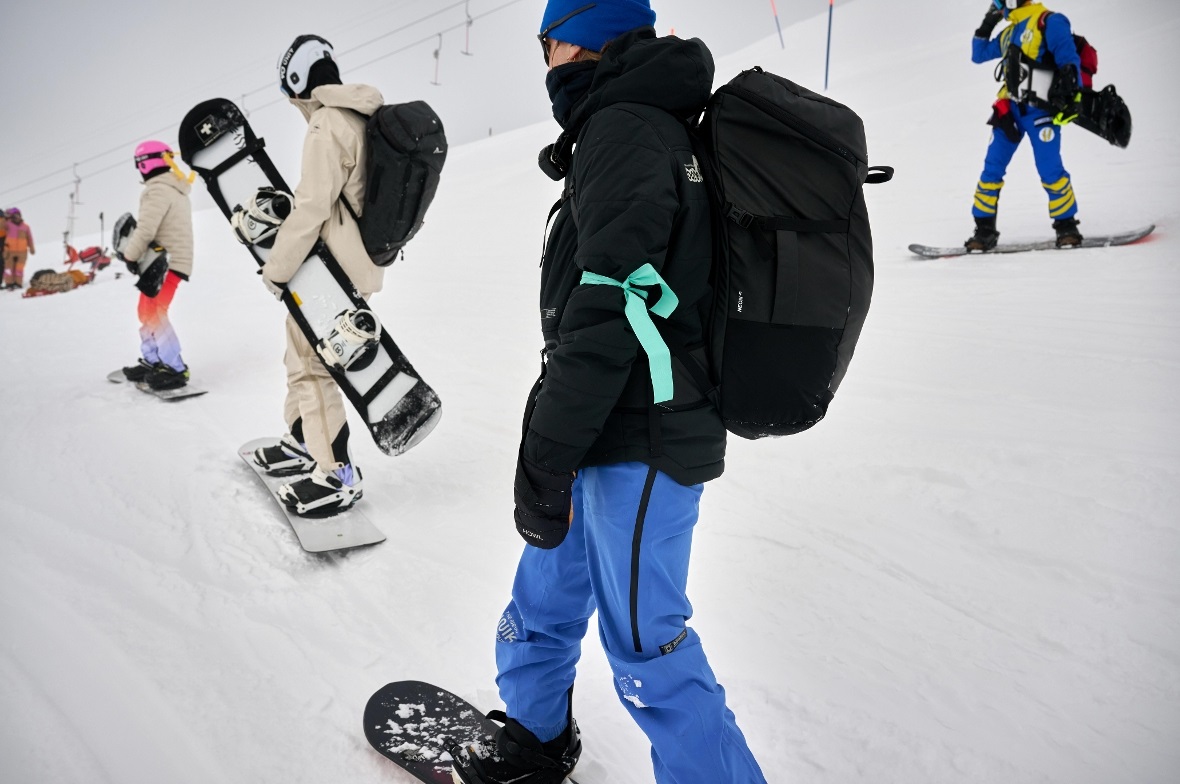 Die bunten Trauerbänder, welche die Athletinnen und Athleten auf dem ’Ride for Sophie’ trugen, symbolisierten ihre Anteilnahme am Tod von Sophie Hediger, dem ehemaligen Aushängeschild des Schweizer Snowboardcross-Sports.