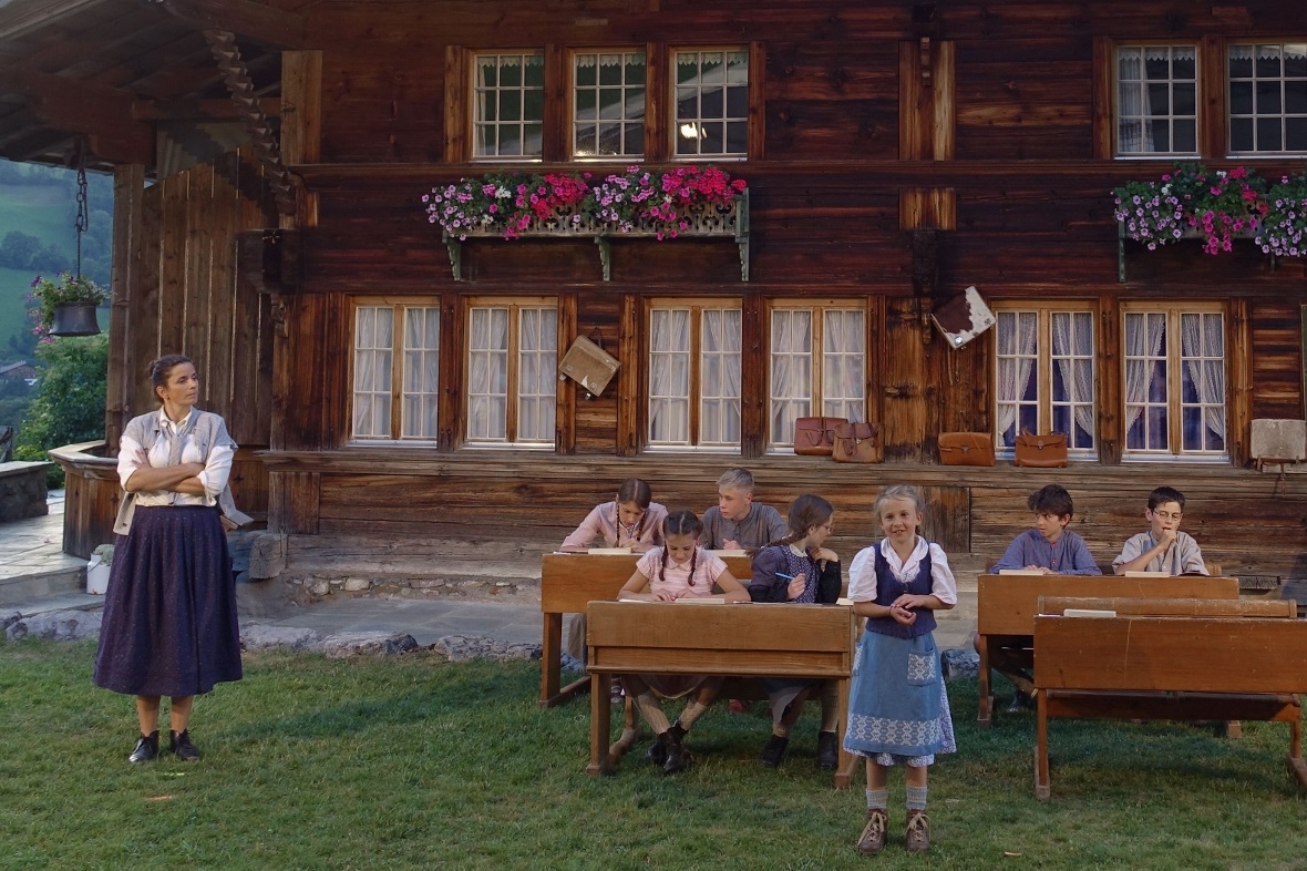 Die damalige Schulstube auf dem Theaterplatz eindrücklich präsentiert: Schülerin...