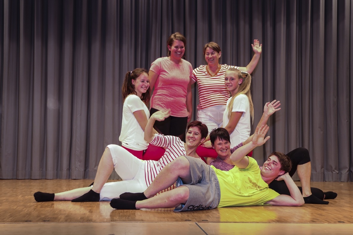 Die damaligen Jazztänzerinnen mit Unterstützung durch die nächste Generation.