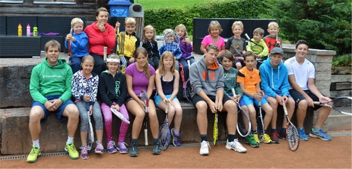 Die diesjährigen Teilnehmenden der Schülertennis-Woche Zweisimmen mit Tom und Olivia Wittwer.