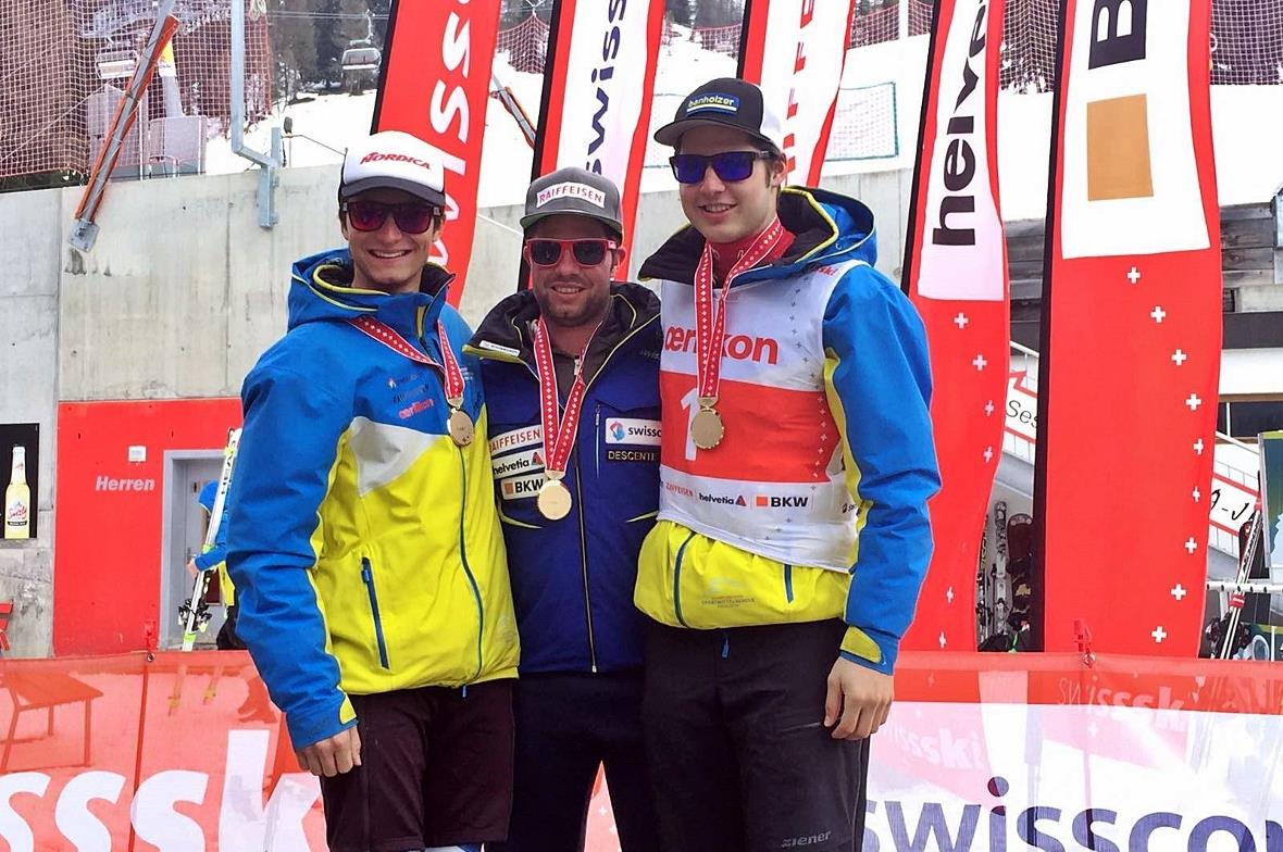 Die drei Abfahrtssieger von Davos (v.l.n.r.): Yannick Chabloz (U18), Beat Feuz und Lars Rösti (U21).
