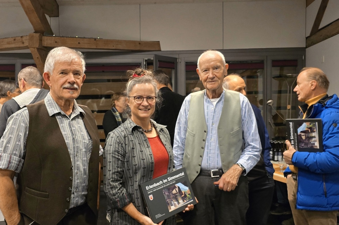 Die drei Autoren Ueli von Niederhäusern, Esther Andres und Hans Hofer mit dem neuen Erlenbach-Buch beim Apéro der Vernissage in der Pfrundscheune.