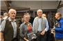 Die drei Autoren Ueli von Niederhäusern, Esther Andres und Hans Hofer mit dem neuen Erlenbach-Buch beim Apéro der Vernissage in der Pfrundscheune.