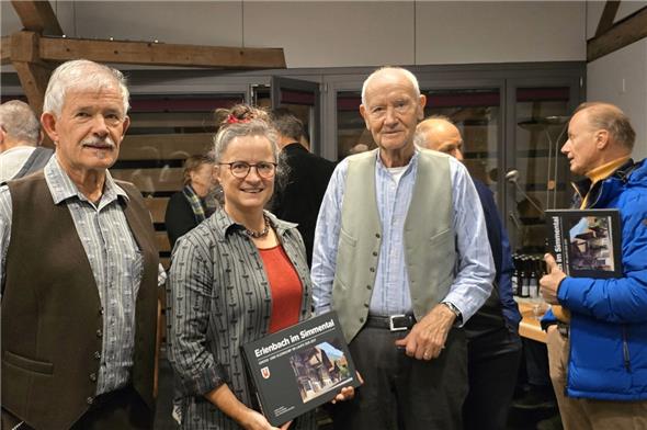 Die drei Autoren Ueli von Niederhäusern, Esther Andres und Hans Hofer mit dem neuen Erlenbach-Buch beim Apéro der Vernissage in der Pfrundscheune.