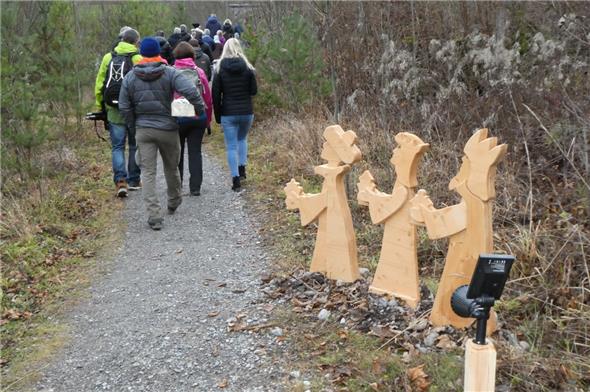 Die drei Könige und die Besucher auf dem weihnächtlichen Weg.