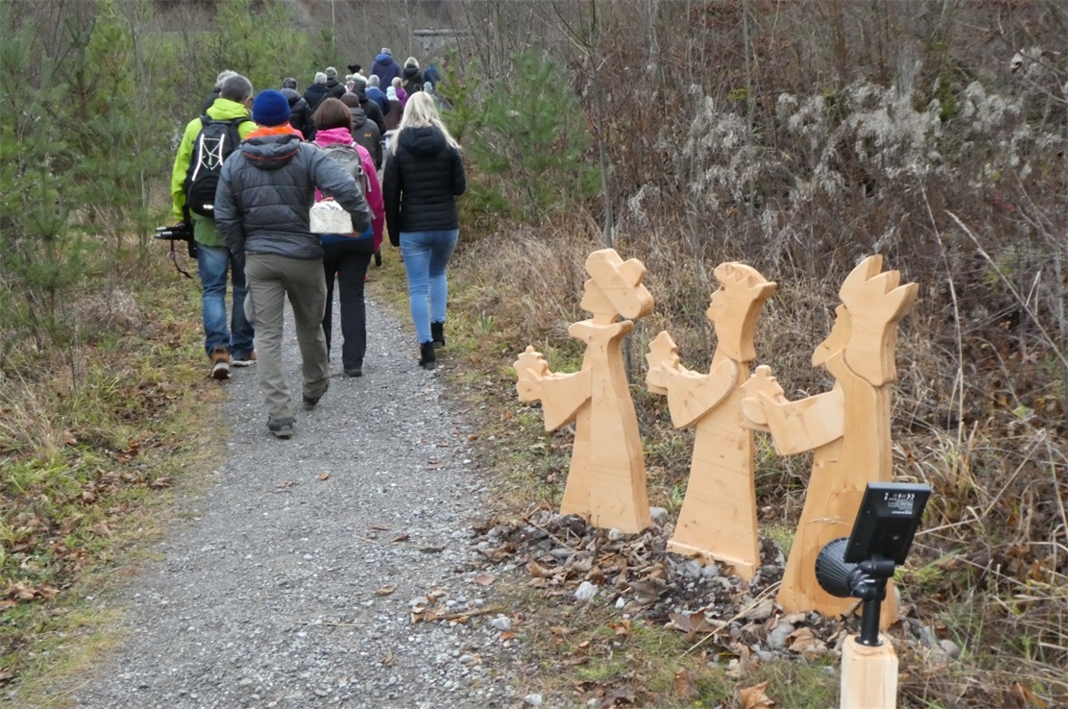 Die drei Könige und die Besucher auf dem weihnächtlichen Weg.