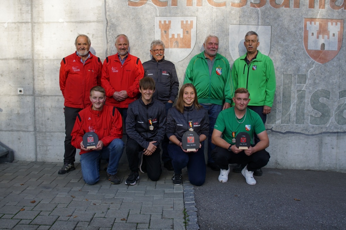 Die drei Siegergruppen (v.l.) Zweisimmen Schützen, (2. Rang) Schützengesellschaft Erlenbach- Wimmis, (1. Rang) Militärschützen Schwanden (3. Rang).