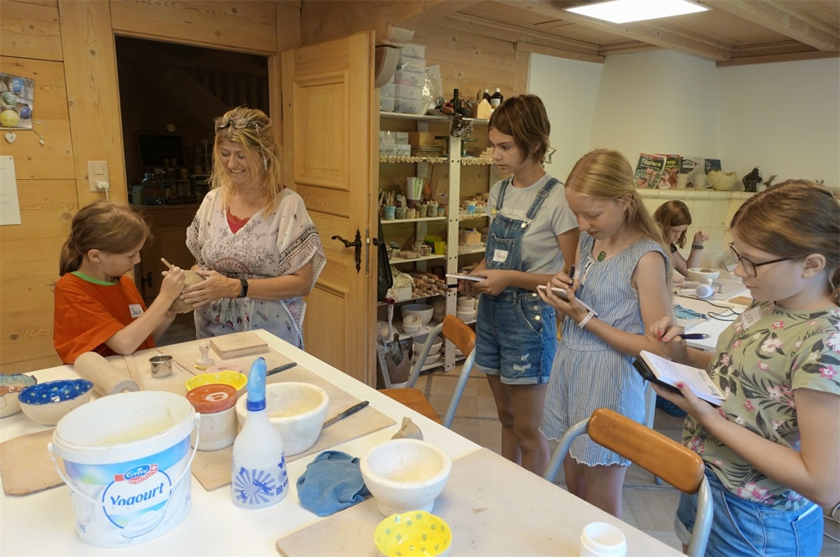 Die drei «fliegenden Reporterinnen» (rechts) besuchten den Töpferkurs und schauten Kursleiterin Denise Baumann und den jungen Töpferinnen über die Schulter.