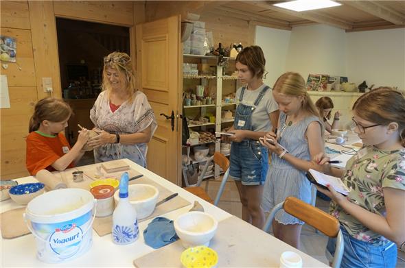 Die drei «fliegenden Reporterinnen» (rechts) besuchten den Töpferkurs und schauten Kursleiterin Denise Baumann und den jungen Töpferinnen über die Schulter.