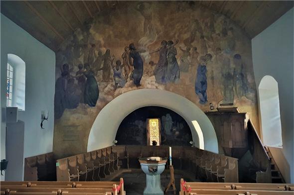 Die eindrücklich vorabendliche Stimmung in der Kirche von Diemtigen liess noch wenig von den darauffolgenden Stunden der inneren und äusseren Bewegung rund um die historische Kirche spüren.