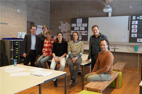 Die einen setzen das «Modell St. Stephan» um, die anderen wollen sich darüber informieren. Zusammen gab es einen spannenden Austausch (von links): Martin Schäfer (Rektor PHBern), Ilona Moor (Gemeinderätin von St. Stephan und Präsidentin der Schulkommission), Martina Kunz (Klassenhilfe), Leonie Aschwanden und Martina Kammacher (Co-Klassenlehrerinnen 4. bis 6. Klasse), Marc Eberhard (Schulinspektor) und Tobias König (Schulleiter und Lehrer).