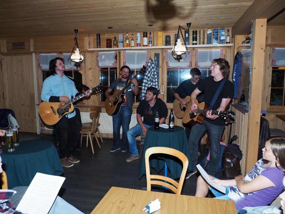 Die einheimische Band Schocco Rocco schaffte es, dass alle mit sangen und liess ...