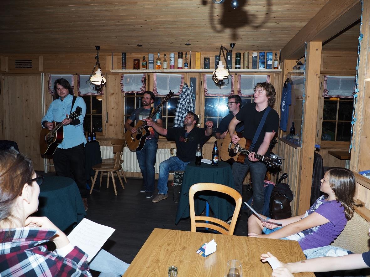 Die einheimische Band Schocco Rocco schaffte es, dass alle mit sangen und liess ...