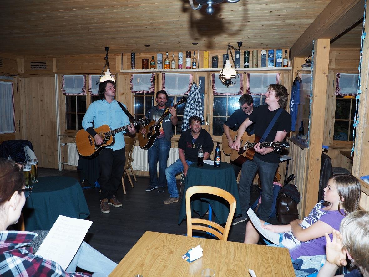 Die einheimische Band Schocco Rocco schaffte es, dass alle mit sangen und liess ...