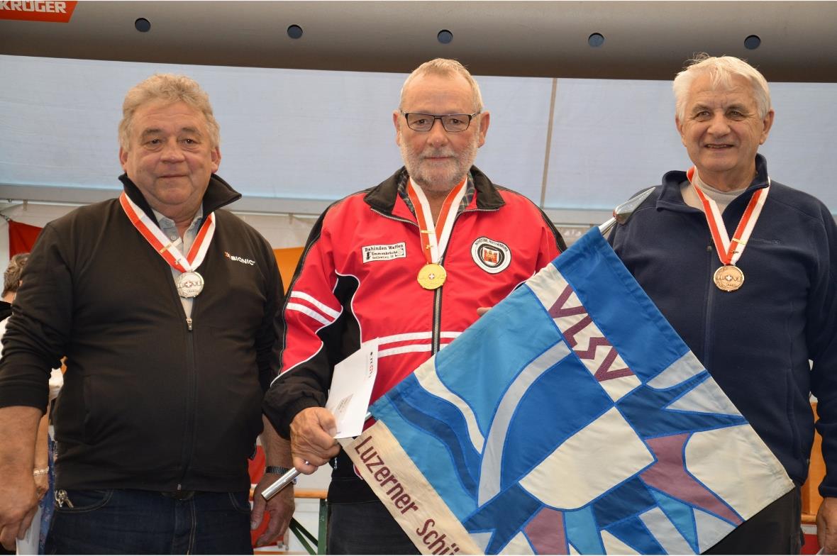 Die einzige Oberländer Medaille: links Hans Rudolf Fankhauser, Erlenbach, mit der Silbermedaille, Robert Zemp, Sempach (Mitte), Gold, und Hans Mösch, Arlesheim, Bronze.