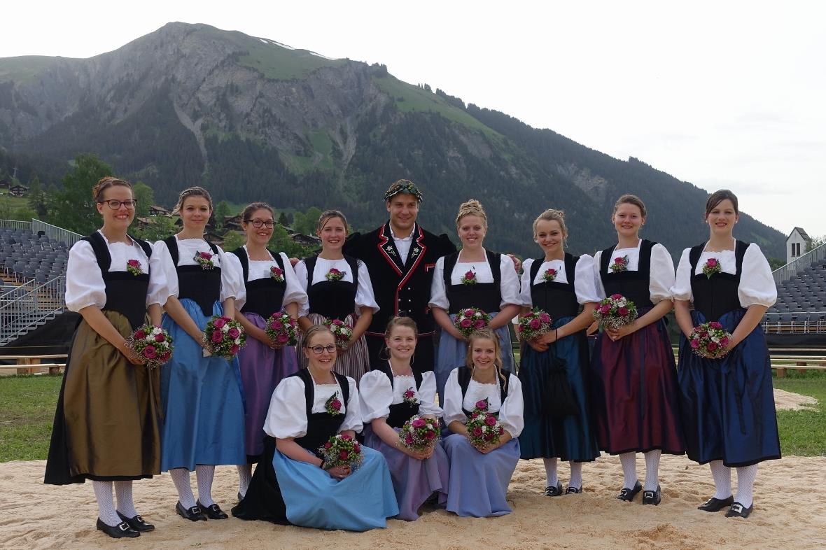 Die elf Simmentaler Ehrendamen nahmen Festsieger Curdin Orlik mit Freude in ihre...