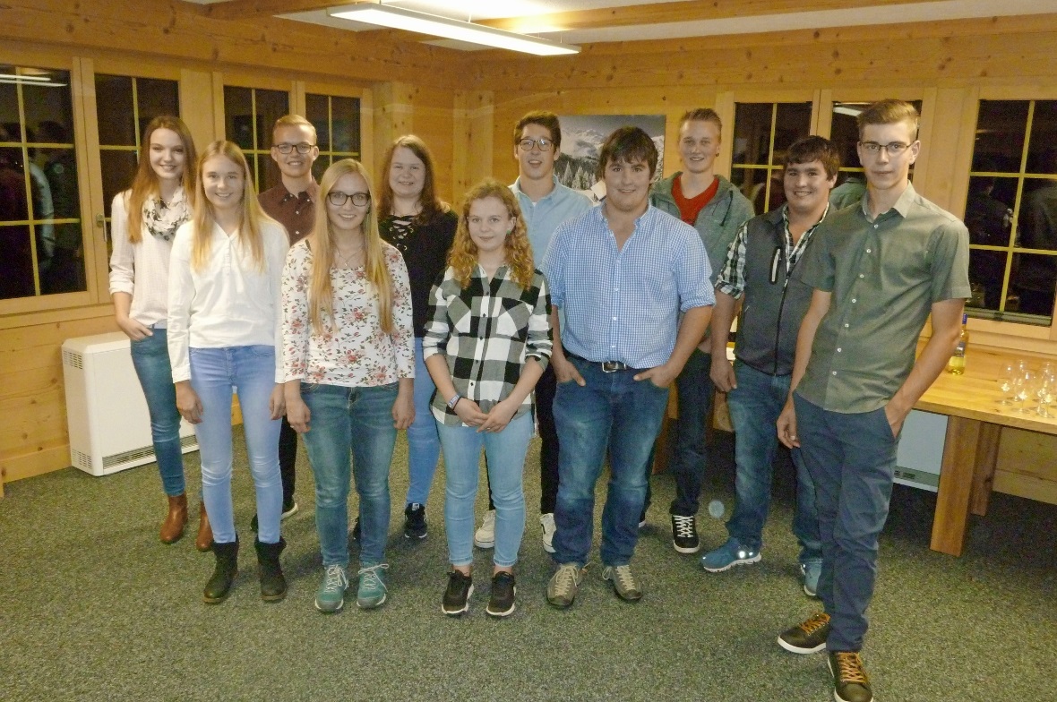 Die elf neuen Jungbürgerinnen und -bürger bekamen von Gemeindepräsident Albin Buchs ihre Bürgerbriefe ausgehändigt.