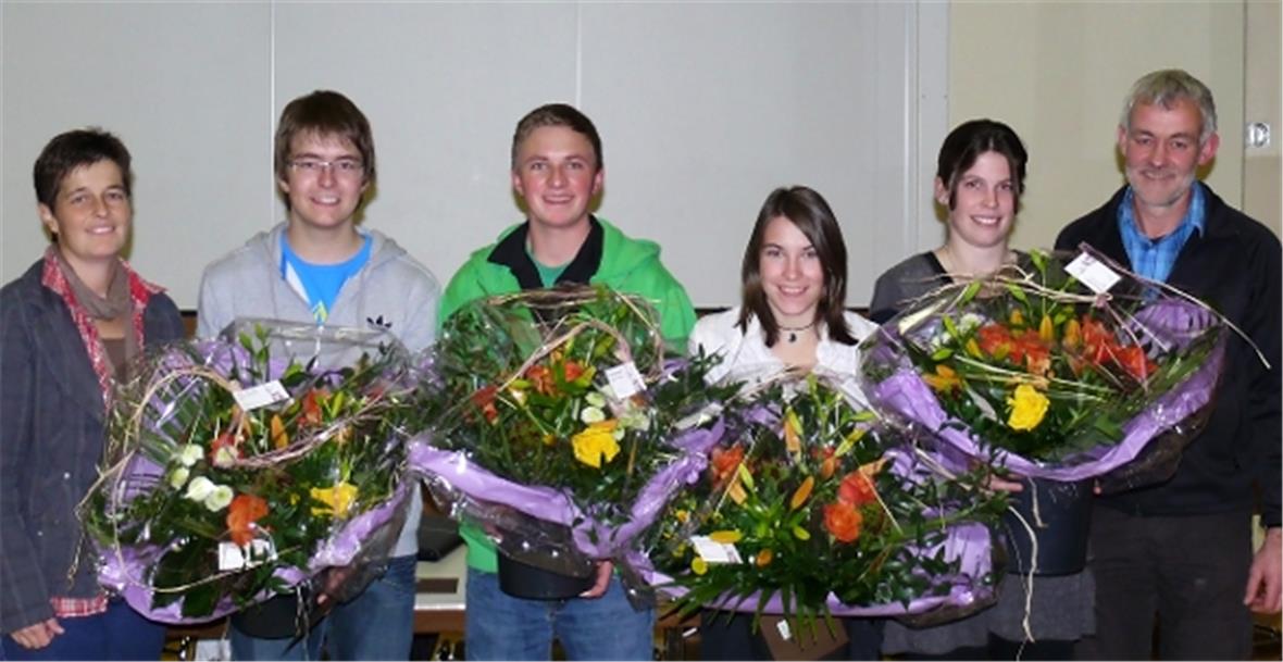 Die erfolgreichen Lehrabgänger Patrik Matti, Fabian Sahli, Nicole Bühler und Seline Eschler umrahmt von Gemeinderätin Käthi Rösti und Gemeindepräsident Fritz Perren.
