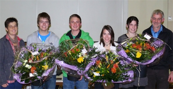 Die erfolgreichen Lehrabgänger Patrik Matti, Fabian Sahli, Nicole Bühler und Seline Eschler umrahmt von Gemeinderätin Käthi Rösti und Gemeindepräsident Fritz Perren.