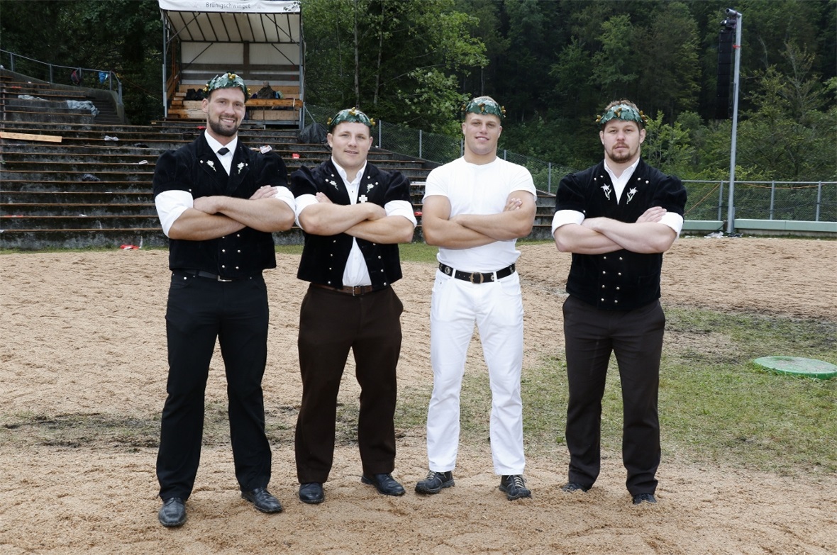 Die erfolgreichen Oberländer Kranzgewinner am Brünig: Kilian Wenger, Patrick Gobeli, Kilian von Weissenfluh sowie Bernhard Kämpf.