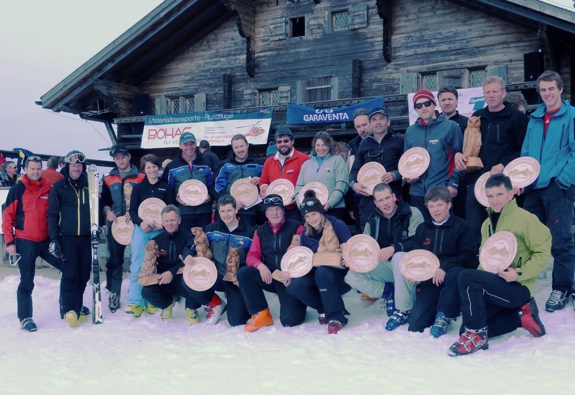 Die erfolgreichen Teilnehmer des 15. Berner Oberländer Bergbahnenskirennen freuen sich nach der Rangverkündung über ihre Trophäen. BOHAG