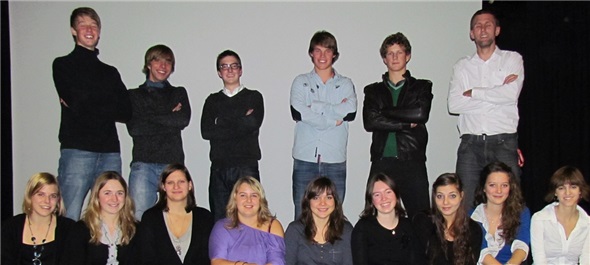 Die erleichterten Gymnasiasten: (hinten, von links) Oliver Hofmann, Marc Egger, Yves-Etienne Brand, Timo Behrend, Nicolas Reichenbach und Klassenlehrer Martin Grünig, (vorne, von links) Lisa Zeller, Valerie Zumbrunnen, Nadine Wehren, Sabrina Grünenwald, Tabea Kallen, Roxana Gobeli, Angela Schläppi, Salome Oberli und Rahel Klossner.