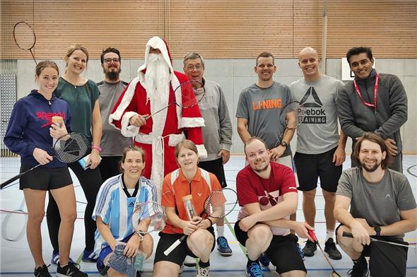 Die erschöpften, aber glücklichen Spieler/-innen mit dem «Sämichlous».