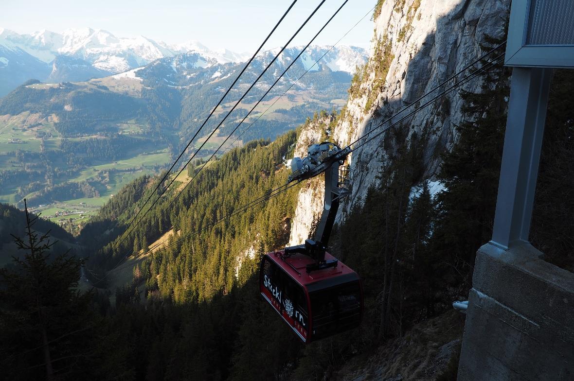 Die erste Gondel nähert sich der Station.