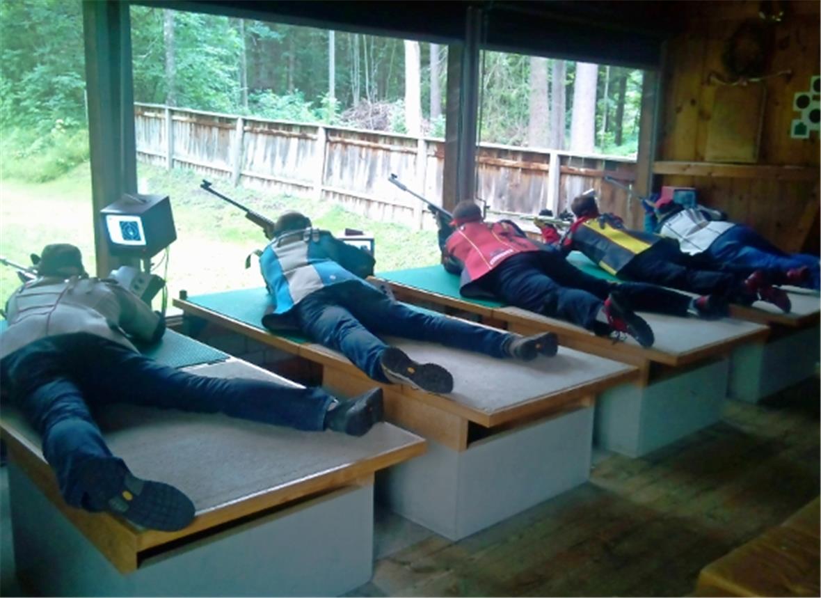 Die erste Mannschaft beim Schiessen der letzten Runde.