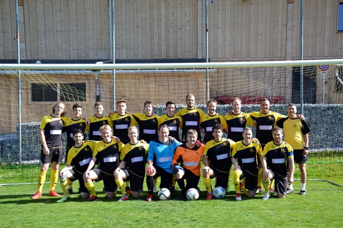 Die erste Mannschaft des FC Obersimmental freut sich über den Aufstieg in die 3. Liga.