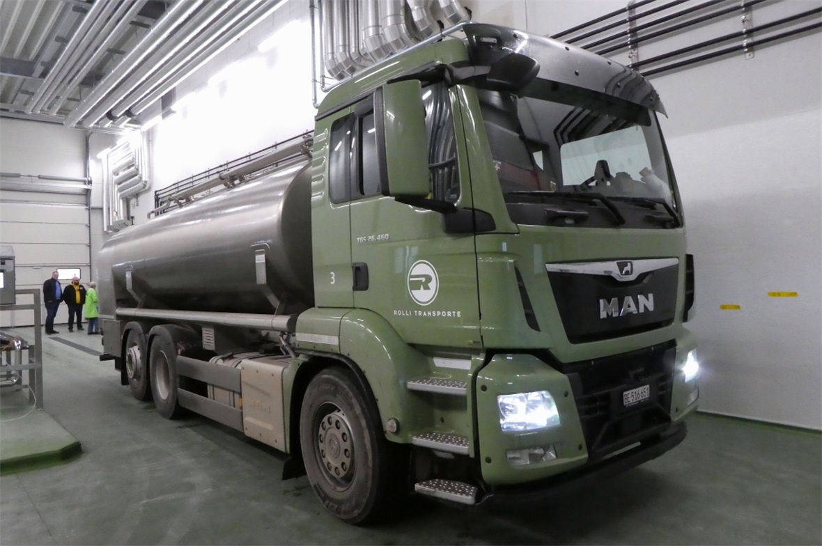 Die erste Milchanlieferung in die Naturparkkäserei.