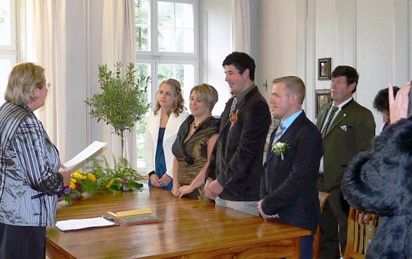 Die erste Ziviltrauung auf Schloss Blankenburg durch Zivilstandsbeamtin Verena Brunner. Von links Trauzeugin Marina Kallen, das Brautpaar Maya Wyttenbach und Viktor Heinisch, Trauzeuge Markus Wyttenbach.