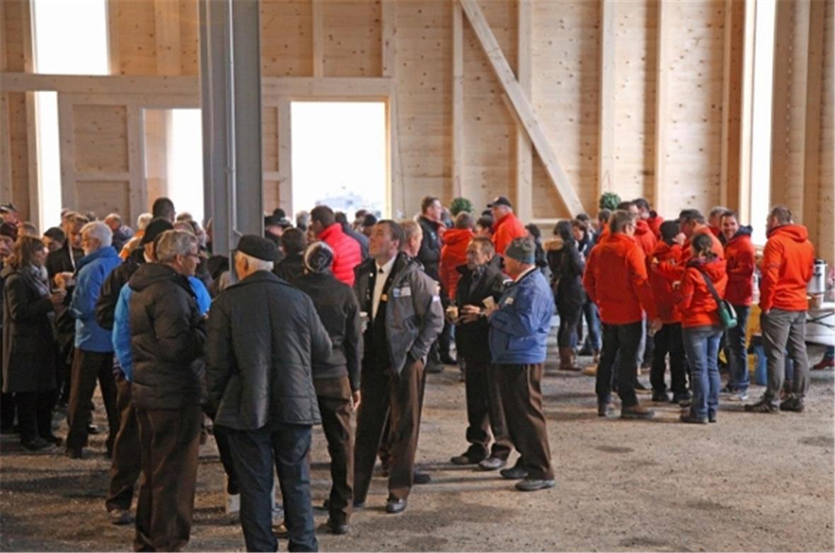 Die ersten Gäste treffen ein.