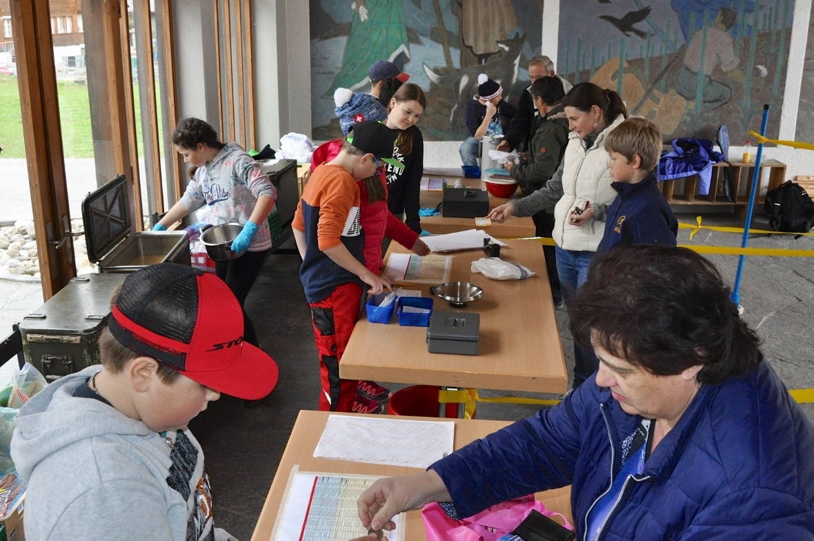 Die ersten Kunden sind schon da und rasch werden sie bedient.