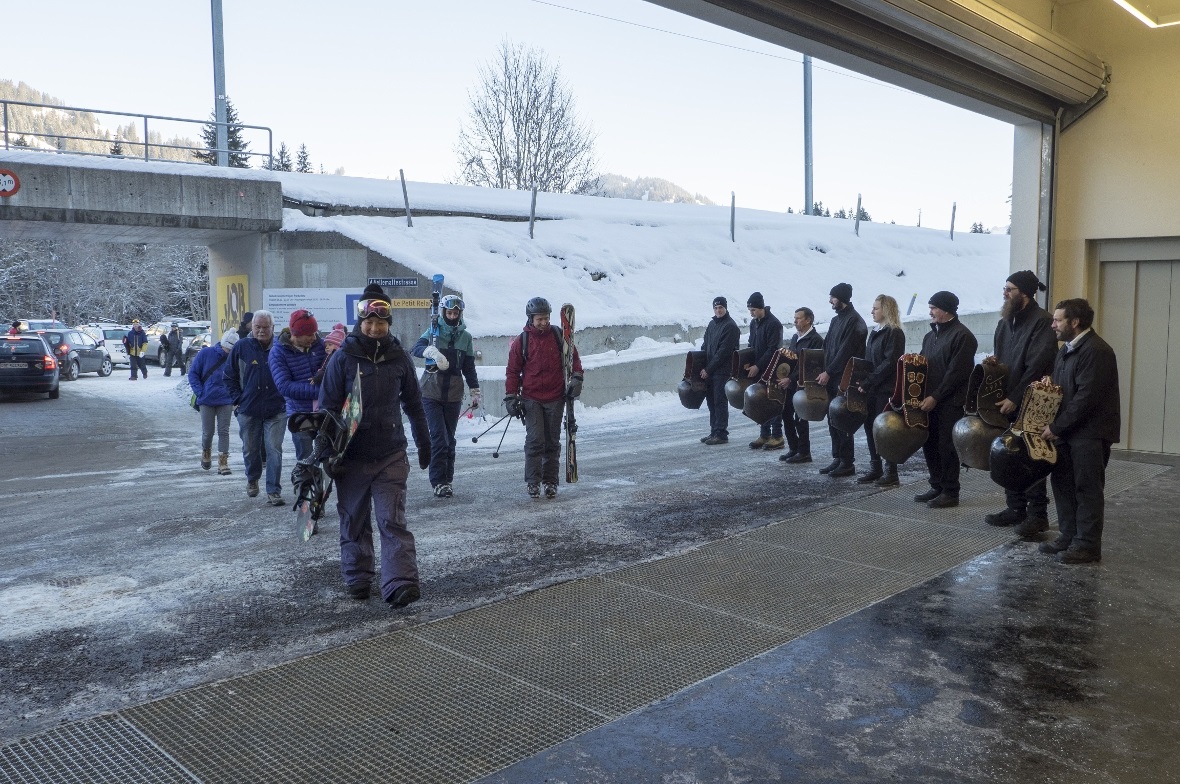 Die ersten Skigäste wurden mit Glockengeläute empfangen.