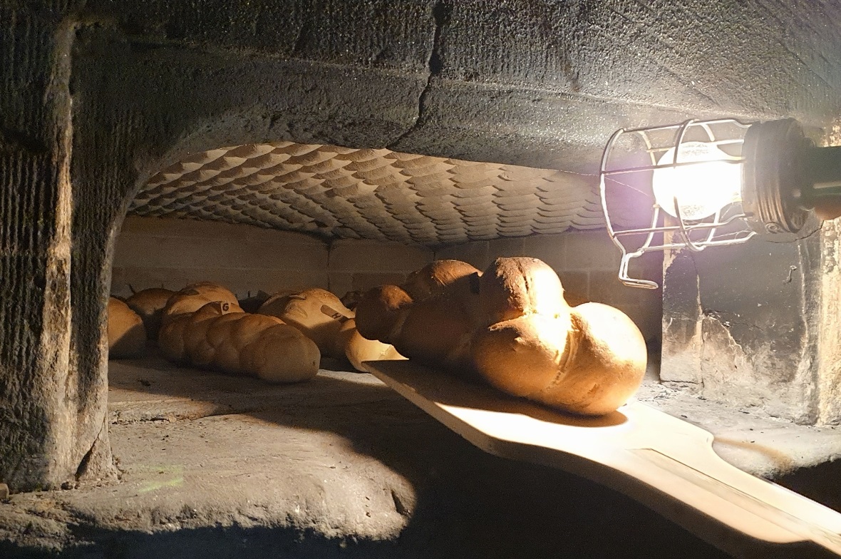 Die fertig gebackenen Brote wurden aus dem Ofen gezogen.