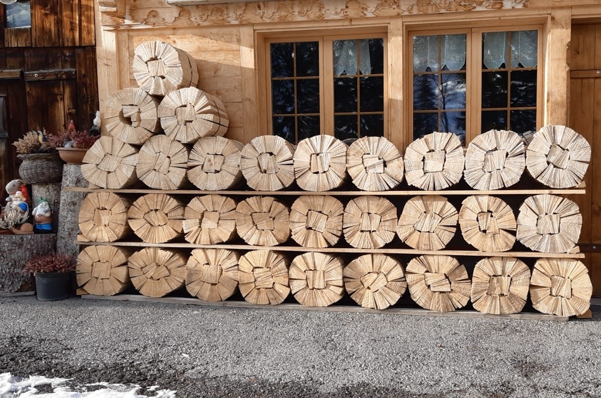 Die fertigen Bündel aufgestapelt vor dem Zuhause von Hans Dänzer.