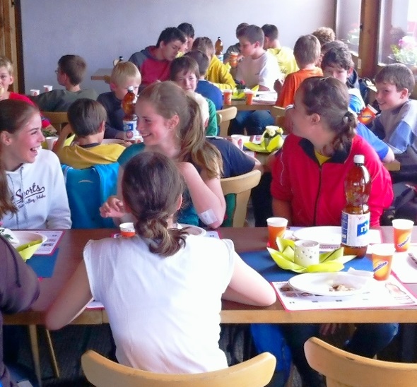 Die fleissigen PistenreinigerInnen bei ihrem wohlverdienten Zvieri.