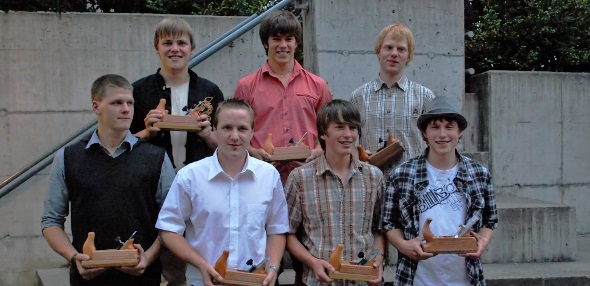 Die frischgebackenen Jungschreiner: Sie erhielten mit Note 5,4 einen Hobel: Hinten Jonas Amacher, Roland Ammann, Sven Schärer. Vorne: Samuel Burn, David Kurzen, Bruno Reichenbach (Gstaad), Silas Brand (Wimmis).