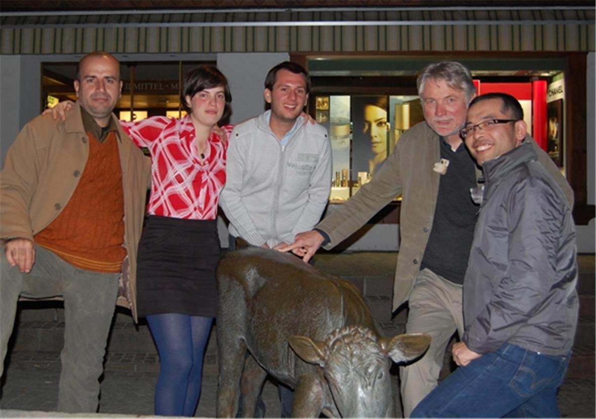 Die fünf Nominierten entdeckten ihre Liebe zu Gstaader Kühen: Mashaallah Mohammadi, Shelly Nadashi, Ben Claremont, Jochen Kuhn und Masahiro Sugano (von links) in Gstaad.